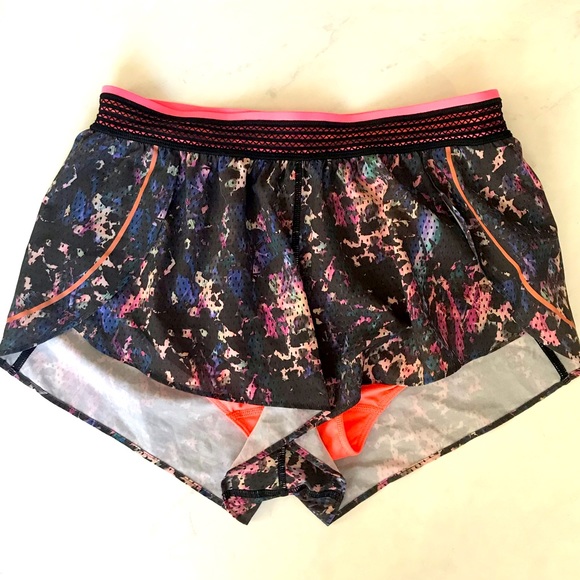 Lululemon shorts sz 6, great condition - Picture 1 of 10
